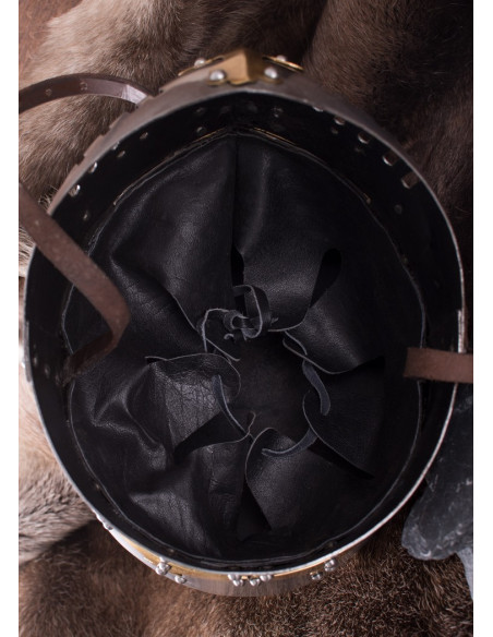 Capacete cruzado com acessórios em...