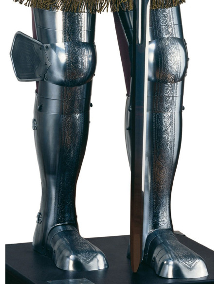 Armadura de prata natural com gravuras, pluma de penas e espada nas mãos