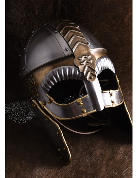 Capacete medieval de Beowulf com viseira