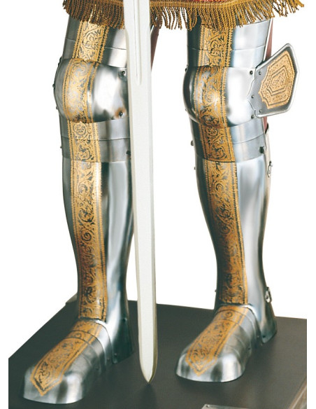 Armadura natural de prata com gravuras douradas e espada nas mãos