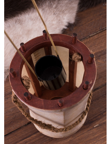 Lanterna-lanterna medieval em madeira...