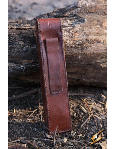 Talheres medievais com tampa marrom:...