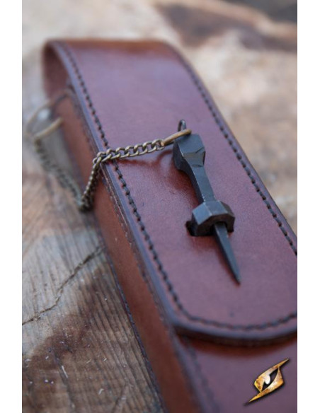 Talheres medievais com tampa marrom:...