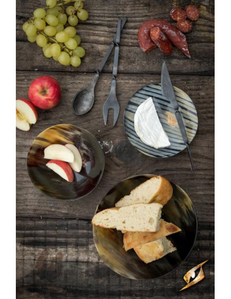 Talheres medievais com tampa marrom:...