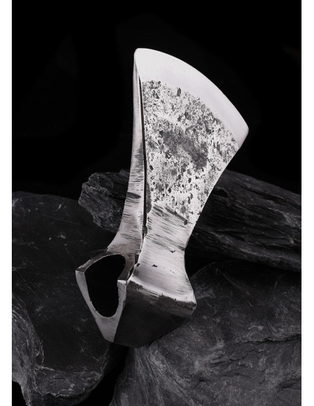 Cabeça de machado medieval com borda...