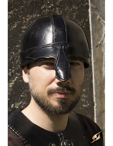 Capacete medieval de spangenhelm em...