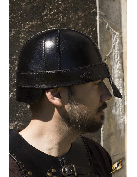 Capacete medieval de spangenhelm em...