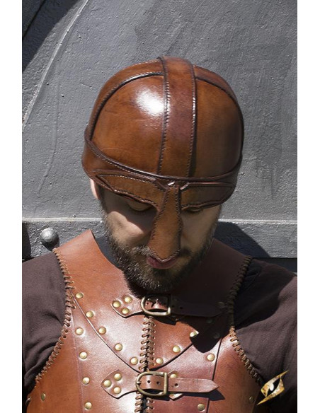 Capacete medieval de spangenhelm em...