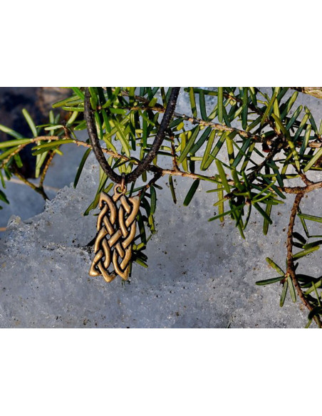 Pingente celta retangular com nó celta