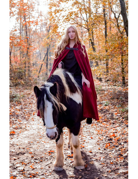 Capa medieval com bordados e alfinete...