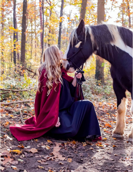 Capa medieval com bordados e alfinete...
