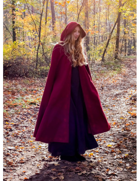 Capa medieval com bordados e alfinete...