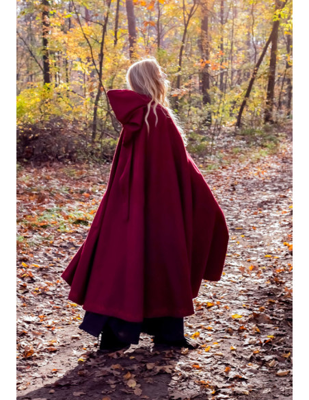 Capa medieval com bordados e alfinete...