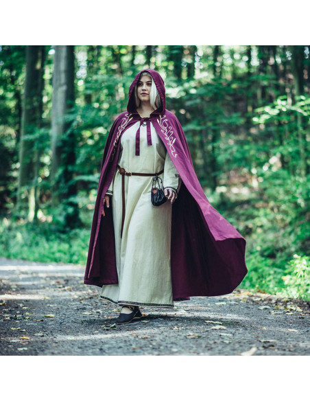 Capa medieval com bordado modelo...