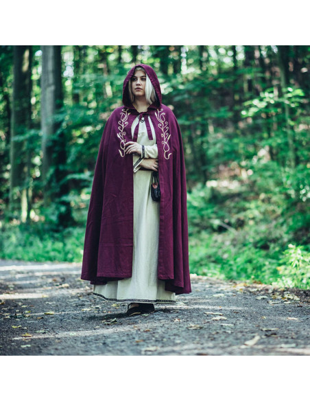 Capa medieval com bordado modelo...