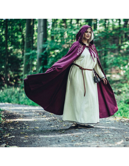 Capa medieval com bordado modelo...