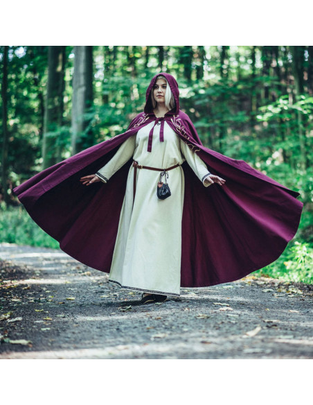 Capa medieval com bordado modelo...