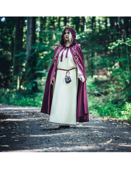 Capa medieval com bordado modelo...