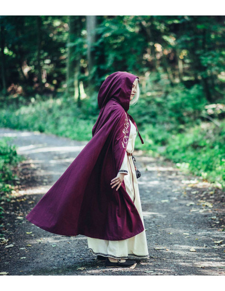 Capa medieval com bordado modelo...