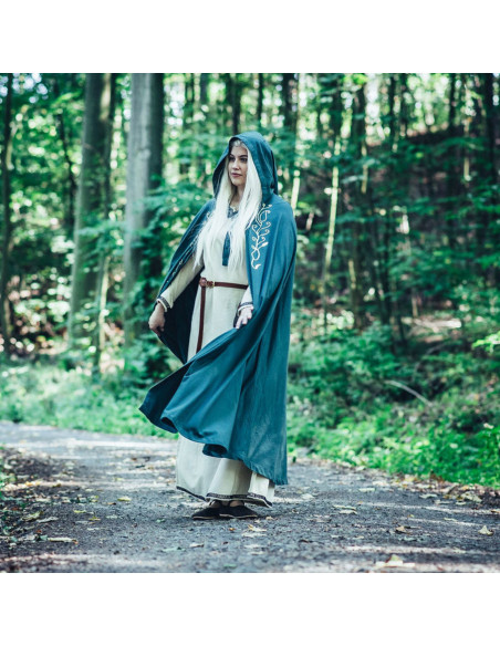 Capa medieval com bordado modelo...