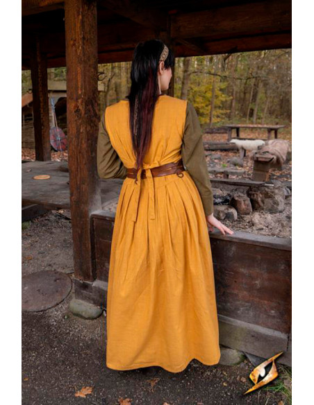 Mulher de vestido medieval e...