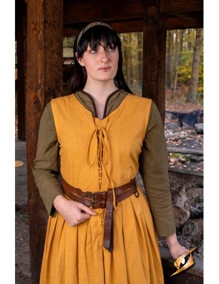 Mulher de vestido medieval e...