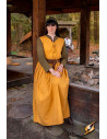 Mulher de vestido medieval e renascentista Adelina em amarelo mostarda