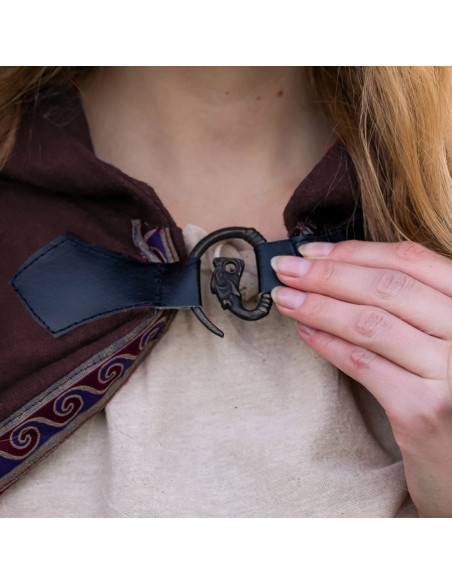 Capa medieval de lã com bordado...