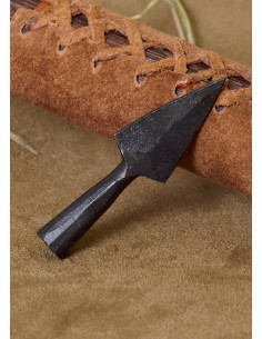 Ponta de flecha histórica em aço carbono