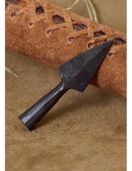 Ponta de flecha histórica em aço carbono