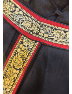 Cinto feminino medieval em tecido com acabamento rubro-negro