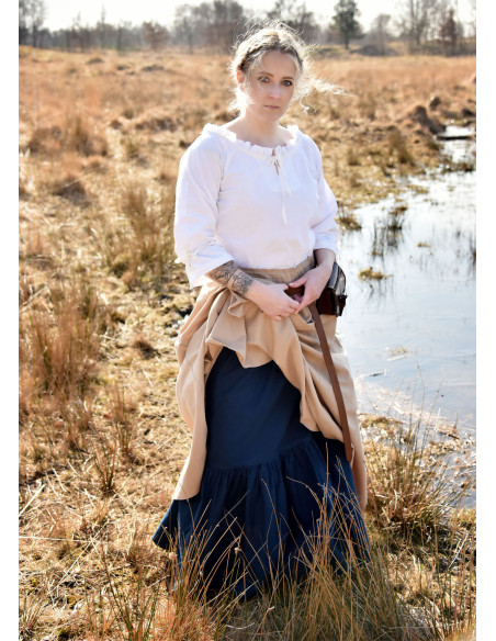 Saia medieval com corte largo,...