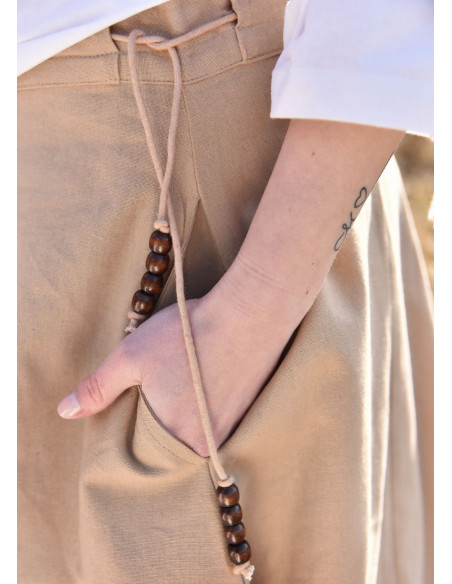 Saia medieval com corte largo,...