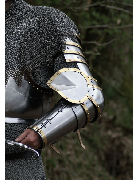 Par de braços metálicos medievais...