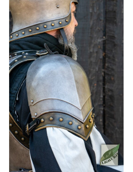 Ombreiras de cavaleiro medieval em...