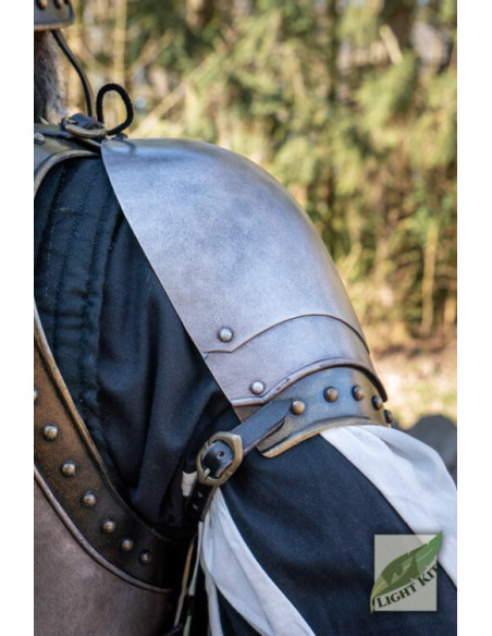 Ombreiras de cavaleiro medieval em...