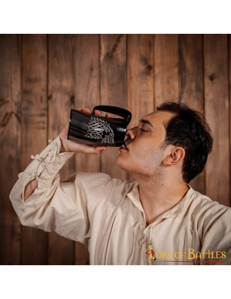 Caneca de cerveja de lobo medieval...