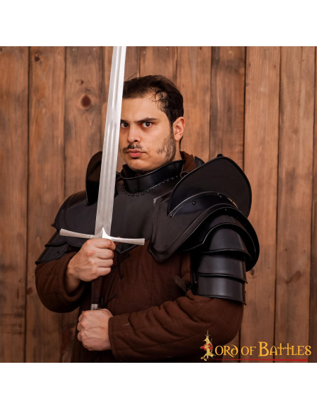 Ombreiras pretas do Fantasy Knight...