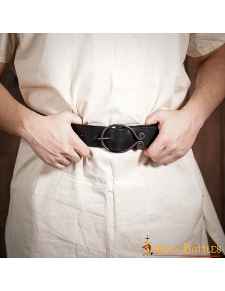 Cinto medieval com fivela de ferro...