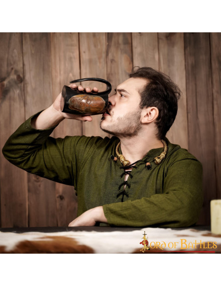 Caneca de cerveja Viking com caveira...