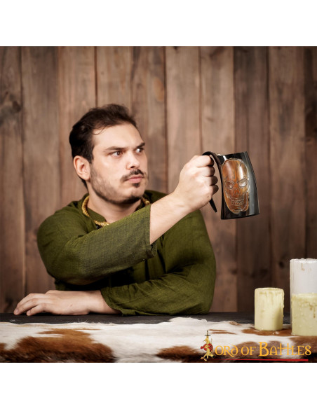 Caneca de cerveja Viking com caveira...