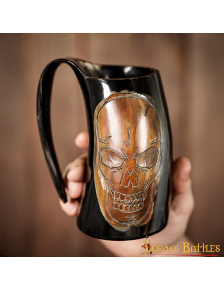 Caneca de cerveja Viking com caveira...