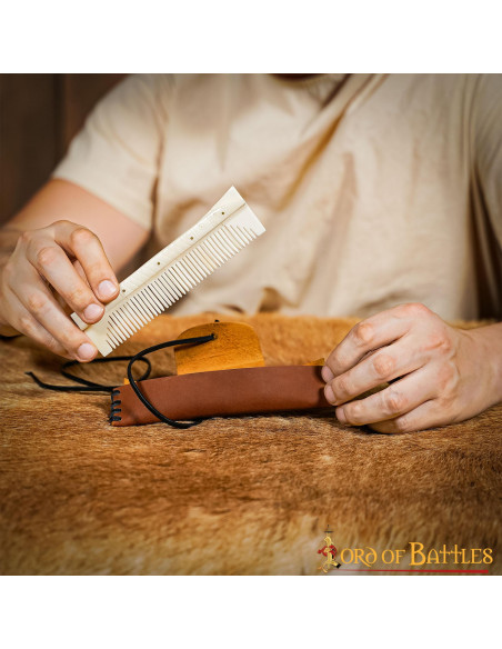 Pente de osso medieval com bainha...