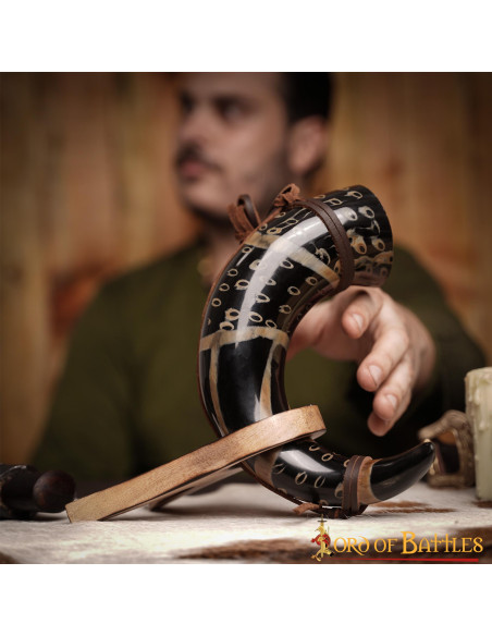 Buzina com cordão de couro