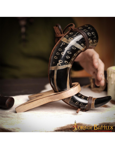 Buzina com cordão de couro