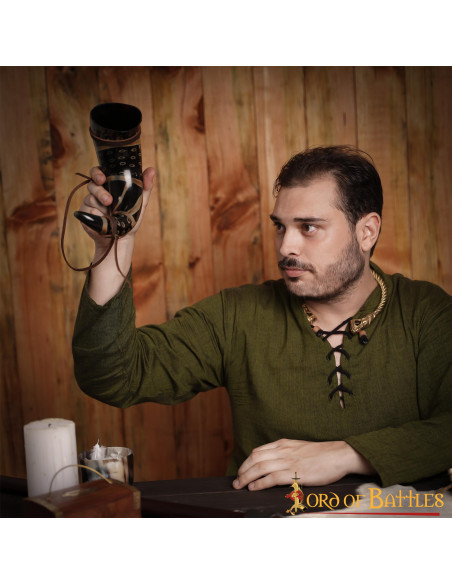 Buzina com cordão de couro