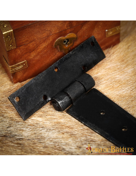 Dobradiça de porta medieval de ferro...