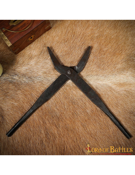 Alicate medieval de ferro forjado