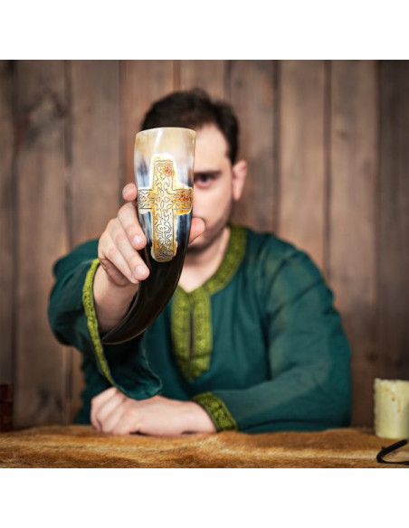 Chifre viking com cruz gravada,...