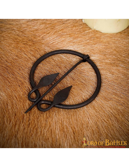Broche de manto medieval com pontas...